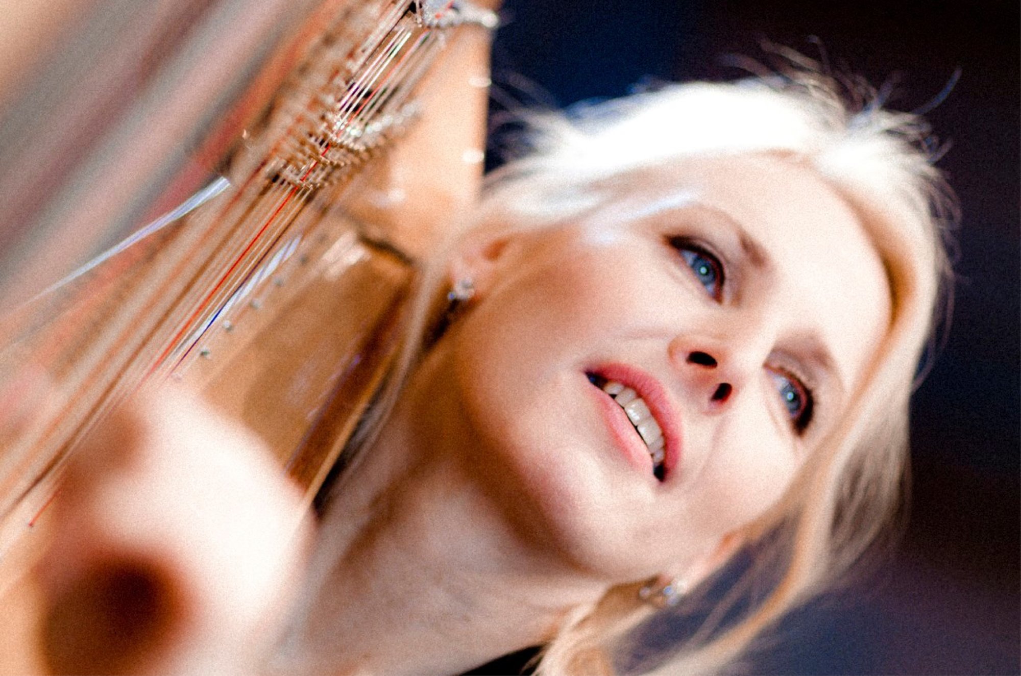 Margareta Bengtson solist med sin harpa