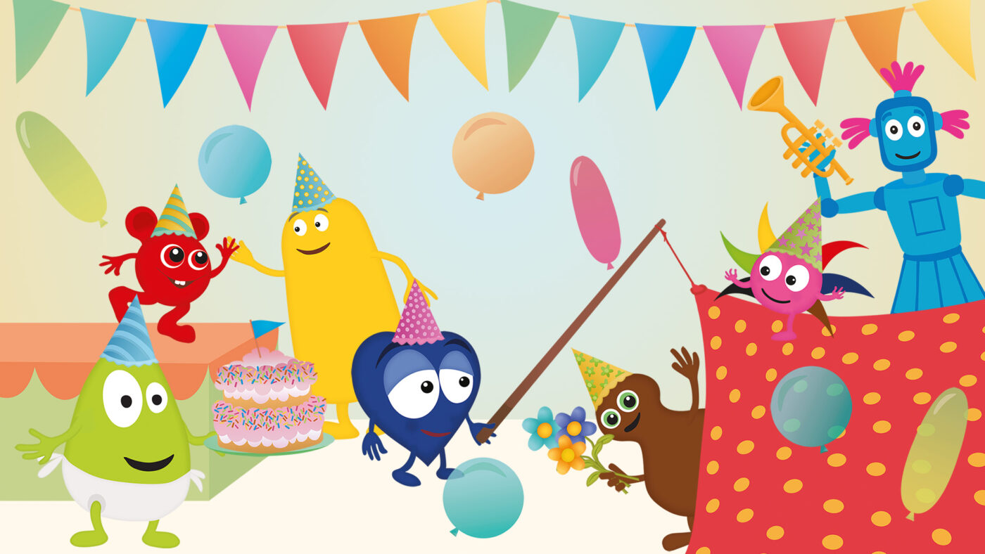 Flera tecknade, färgglada figurer har kalas med ballonger, tårta, vimplar och partyhattar. Några håller i presenter, en blå robot spelar trumpet och en brun figur har blommor. Stämningen är glad och festlig.